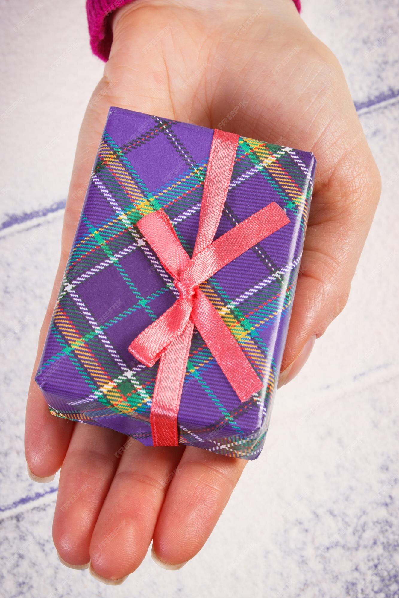 mano mujer regalo navidad u otra celebracion sobre fondo nieve 760618 2938